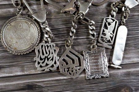 Foto de El Cairo, Egipto, 19 de febrero de 2024: Medallas de plata con varias formas y conmemoraciones, 5 moneda de plata egipcia de la Liga Árabe Jubileo de oro, medallas islámicas con el Corán, Allah y las medallas de símbolo faraónico - Imagen libre de derechos