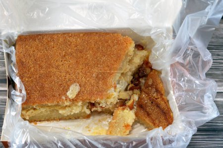 Téléchargez les photos : Harissa égyptienne, une variété de gâteaux de semoule au Moyen-Orient, si décadent et sucré farci et rempli de noix, amandes, raisins secs, un dessert gâteau de semoule grand, dense et sucré, Harrissa doux - en image libre de droit
