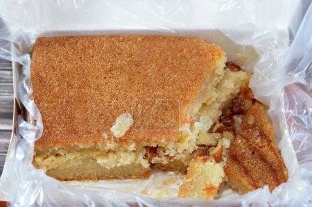 Téléchargez les photos : Harissa égyptienne, une variété de gâteaux de semoule au Moyen-Orient, si décadent et sucré farci et rempli de noix, amandes, raisins secs, un dessert gâteau de semoule grand, dense et sucré, Harrissa doux - en image libre de droit