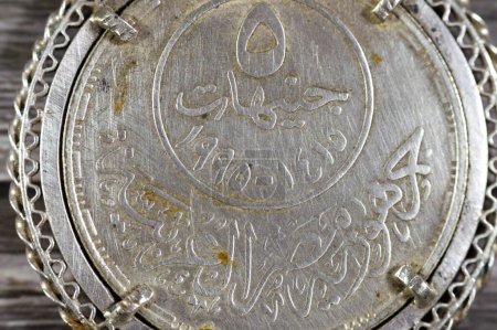 Foto de Medalla de plata con 5 libras egipcias de plata moneda no circulante como conmemoración del Jubileo de oro 50 años de la Liga Árabe, Traducción del Árabe (República Árabe de Egipto 5LE Liga Árabe) - Imagen libre de derechos