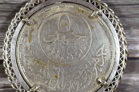 Foto de Medalla de plata con 5 libras egipcias de plata moneda no circulante como conmemoración del Jubileo de oro 50 años de la Liga Árabe, Traducción del Árabe (República Árabe de Egipto 5LE Liga Árabe) - Imagen libre de derechos