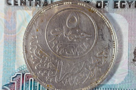 Foto de Cinco libras de plata egipcia moneda no circulante como conmemoración del Jubileo de oro 50 años de la Liga Árabe 1945 - 1995, (República Árabe de Egipto 5LE) en el billete de dinero egipcio de 100 EGP LE - Imagen libre de derechos