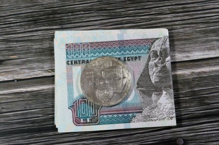 Foto de Cinco libras de plata egipcia moneda no circulante como conmemoración del Jubileo de oro 50 años de la Liga Árabe 1945 - 1995, (República Árabe de Egipto 5LE) en el billete de dinero egipcio de 100 EGP LE - Imagen libre de derechos