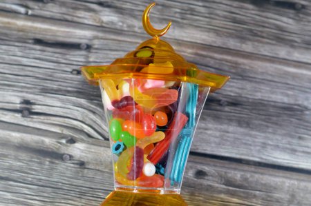 Téléchargez les photos : Lampe fanatique lanterne Ramadan avec bonbons gommeux assortis, Gummies, bonbons gommeux, bonbons gommeux, ou bonbons gelés, bonbons à mâcher à base de gélatine. Gomme aigre gelée bonbons bonbons sous différentes formes - en image libre de droit