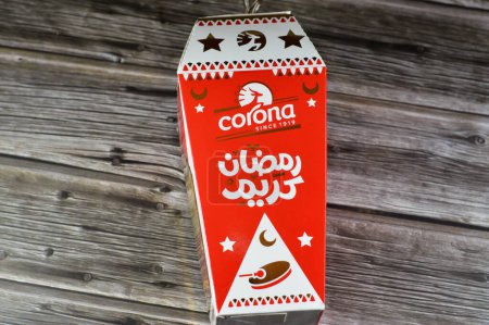 Foto de El Cairo, Egipto, 22 de febrero de 2024: Corona (pastelero) Ramadán Fanous lantern lamp full of biscuits and chocolates, as a celebration of the ayunando month in Egypt and Middle East, selective focus - Imagen libre de derechos