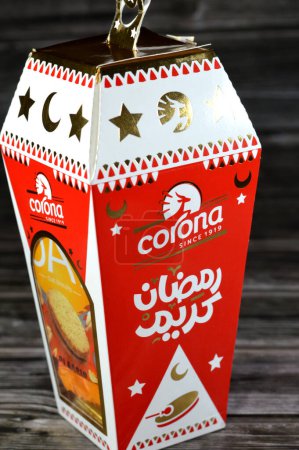 Foto de El Cairo, Egipto, 22 de febrero de 2024: Corona (pastelero) Ramadán Fanous lantern lamp full of biscuits and chocolates, as a celebration of the ayunando month in Egypt and Middle East, selective focus - Imagen libre de derechos