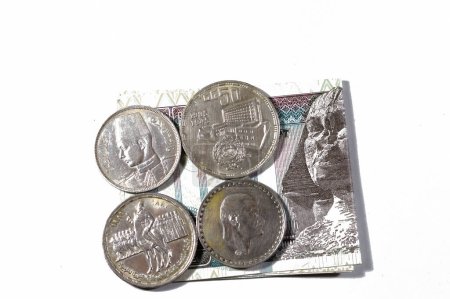 Billete de Egipto con monedas de plata egipcia de la revolución Orabi, el presidente Gamal Abdel Nasser, el rey Farouk I y el Jubileo de oro de la liga árabe, antiguas monedas de plata retro vintage en 100 LE EGP libra