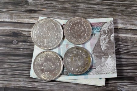 Ägyptische Banknote mit ägyptischen Silbermünzen der Orabi-Revolution, Präsident Gamal Abdel Nasser, König Faruk I. und dem goldenen Jubiläum der Arabischen Liga, alte Retro-Silbermünzen auf 100 LE EGP Pfund