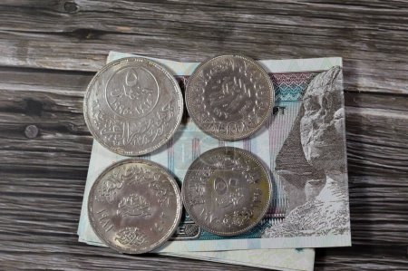 Billete de Egipto con monedas de plata egipcia de la revolución Orabi, el presidente Gamal Abdel Nasser, el rey Farouk I y el Jubileo de oro de la liga árabe, antiguas monedas de plata retro vintage en 100 LE EGP libra