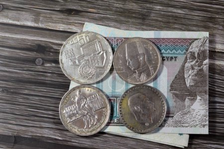 Ägyptische Banknote mit ägyptischen Silbermünzen der Orabi-Revolution, Präsident Gamal Abdel Nasser, König Faruk I. und dem goldenen Jubiläum der Arabischen Liga, alte Retro-Silbermünzen auf 100 LE EGP Pfund