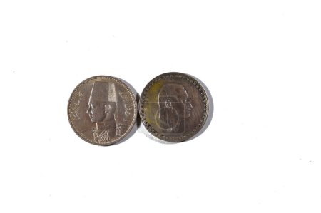 Ägyptische Silbermünzen zeigen Präsident Gamal Abdel Nasser von Ägypten, König Faruk I. von Ägypten und dem Sudan, Retro-Münzen aus alten ägyptischen Münzen mit 10 Piastern und 50 Piastern, selektiver Fokus