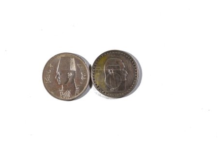 Ägyptische Silbermünzen zeigen Präsident Gamal Abdel Nasser von Ägypten, König Faruk I. von Ägypten und dem Sudan, Retro-Münzen aus alten ägyptischen Münzen mit 10 Piastern und 50 Piastern, selektiver Fokus