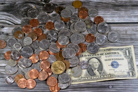 USD monedas americanas 1 céntimo, 5, 10, 25 centavos cuarto, un dólar, viejo dinero americano retro de la vendimia de una serie del dólar americano 1935 billete con George Washington, billete y monedas del viejo dinero americano