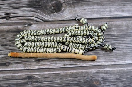 Un chapelet islamique et traditionnel Miswak stick, Le miswak est une brindille de nettoyage des dents faite à partir de l'arbre Salvadora persica, utilisé efficacement comme une brosse à dents naturelle pour le nettoyage des dents, Il est efficace