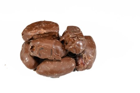 Dates couvertes de chocolat font pour la meilleure collation, traiter ou dessert, savoureuses dates saoudiennes enduites de couche de chocolat brun, dates généralement consommées dans le mois du Ramadan dans les pays islamiques, accent sélectif
