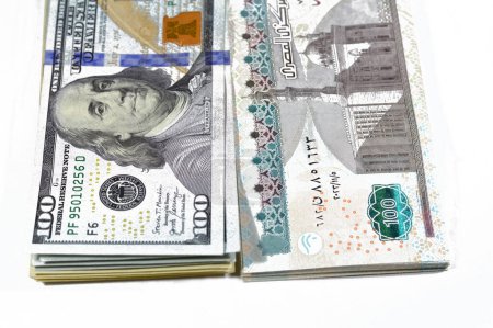 Billetes egipcios de 100 EGP LE billete de cien libras y USD efectivo estadounidense de 100 dólares, tipos de cambio de Egipto y Estados Unidos de América, concepto de inflación y economía