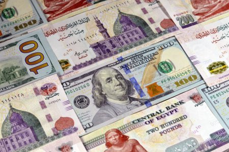 Foto de USD Efectivo estadounidense de 100 dólares y billetes egipcios de 200 EGP LE doscientas libras, tipos de cambio de Egipto y Estados Unidos de América, concepto de inflación y economía - Imagen libre de derechos