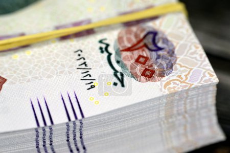 Pila y pila de dinero de Egipto miles de libras billetes de 200 EGP LE, tipo de cambio de moneda egipcia y el estado de la economía, el concepto de dinero, la crisis de inflación, la moneda y la inversión