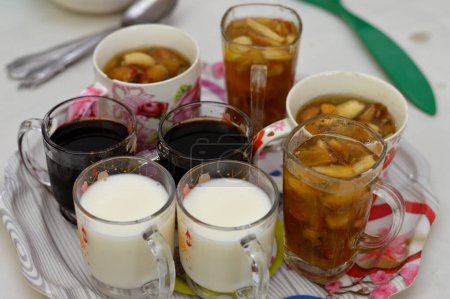 Compote de tamarin, de soja et de fruits secs, compote de dattes Khoshaf kushaf traditionnelle utilisée dans le petit déjeuner du Ramadan iftar avec des fruits cuits de dattes, abricots, figues, raisins secs et prunes, boissons Ramadan