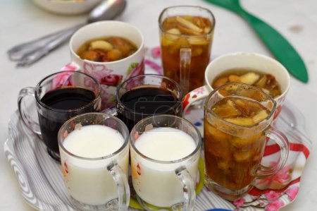 Tamarindo, Sobia y compota de frutas secas, Khoshaf kushaf tradicional dátiles compota que se utiliza en el desayuno Ramadán iftar con frutas guisadas de dátiles, albaricoques, higos, pasas y ciruelas, bebidas Ramadán