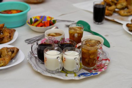Tamarinden-, Sobia- und Trockenfrüchte-Kompott, traditionelles Khoshaf kushaf Datteln-Kompott, das im Ramadan-Frühstücksiftar mit geschmorten Früchten aus Datteln, Aprikosen, Feigen, Rosinen und Pflaumen verwendet wird, Ramadan-Getränke