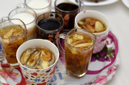 Tamarinden-, Sobia- und Trockenfrüchte-Kompott, traditionelles Khoshaf kushaf Datteln-Kompott, das im Ramadan-Frühstücksiftar mit geschmorten Früchten aus Datteln, Aprikosen, Feigen, Rosinen und Pflaumen verwendet wird, Ramadan-Getränke