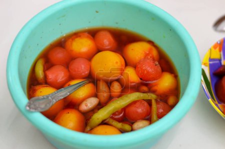 Schüssel mit mariniertem Gemüse (Torshi) oder gemischtem eingelegtem Gemüse aus Zitrone, Zwiebeln, Paprika und Salz, ägyptische Vorspeise arabische Küche, selektiver Fokus
