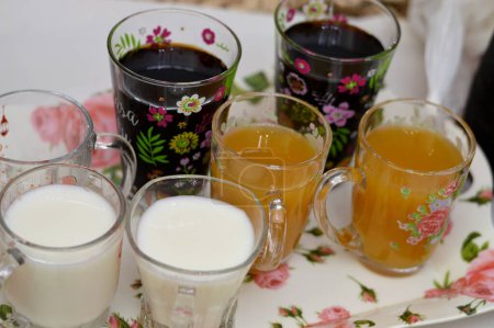 Boissons Ramadan après le jeûne à l'heure iftar, Sobie blanche, boisson Tamarin et boisson à base de pâte d'abricot, jus traditionnels populaires du mois du Ramadan, accent sélectif