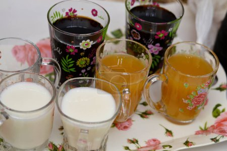 Ramadan-Getränke nach dem Fasten zur Iftar-Stunde, weißes Sobia, Tamarindengetränk und Aprikosenpaste, traditionelle beliebte Säfte des Ramadan-Monats, selektiver Fokus