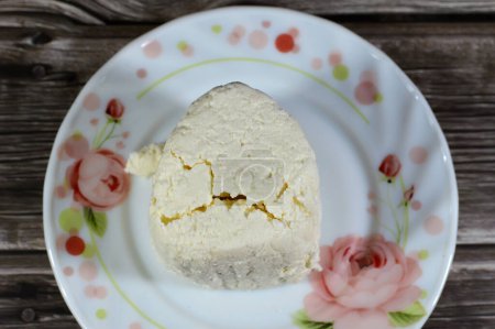 Téléchargez les photos : Fromage blanc égyptien Arish Qarish, type de fromage blanc, mou, lactique à base de rayonne laban qui est un type de lait écrémé caillé et fermenté fabriqué en Basse-Égypte, généralement servi avec des tranches de tomate - en image libre de droit