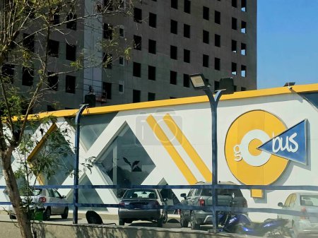 Téléchargez les photos : Le Caire, Égypte, 25 mars 2024 : Go Bus, une société par actions égyptienne qui travaille dans le domaine du transport terrestre par autobus en Égypte entre les villes et les gouvernorats égyptiens, ainsi qu'à l'extérieur - en image libre de droit