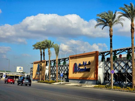 Téléchargez les photos : Le Caire, Égypte, 23 mars 2024 : Carrefour centre-ville Egypte, une multinationale française de commerce de détail et de gros dont le siège social est à Massy, en France, une chaîne d'hypermarchés, épiceries - en image libre de droit
