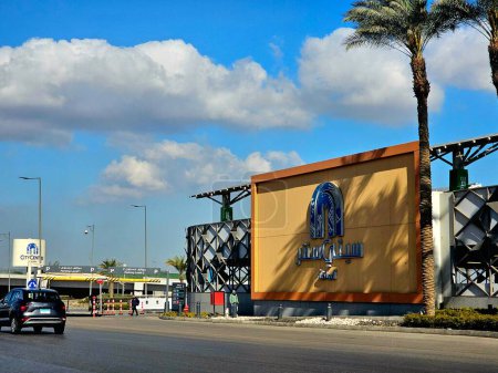 Téléchargez les photos : Le Caire, Égypte, 23 mars 2024 : Carrefour centre-ville Egypte, une multinationale française de commerce de détail et de gros dont le siège social est à Massy, en France, une chaîne d'hypermarchés, épiceries - en image libre de droit