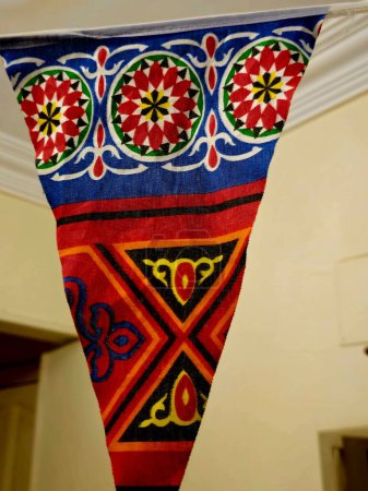 Khayamiya, eine dekorative ägyptische Kunstapplikation aus Textilien, die bis in das alte Ägypten zurückreicht, wird heute hauptsächlich in Kairo, Ägypten, entlang der so genannten Straße der Zeltmacher hergestellt.