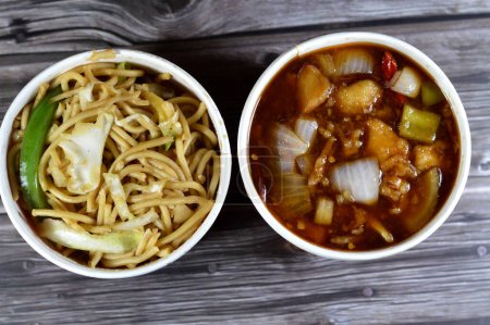Asiatisches Essen, Traditionelle chinesische Küche mit gegrillten Hähnchenbruststücken, süß-saurem Huhn mit Gemüse, chinesischen Nudeln klassischer Spaghetti-Pasta-Makkaroni mit Zwiebeln und Sojasauce