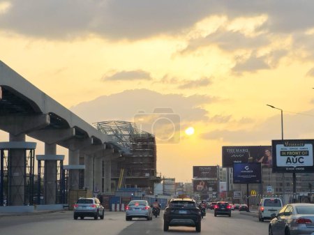 Foto de El Cairo, Egipto, 29 de marzo de 2024: Un sitio de estación de monorraíl que está en construcción con andamios y grúas, el monorraíl de El Cairo es un sistema de tránsito rápido monorraíl de dos líneas actualmente en construcción. - Imagen libre de derechos