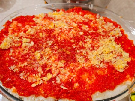 weißer Reisfett mit Brot garniert mit Tomatensauce und Knoblauch, normalerweise serviert mit gekochten Fleischstücken auf heißem Dampf, ägyptische Küche im Ramadan und Feste, heißer gedämpfter ägyptischer Reis Fattah