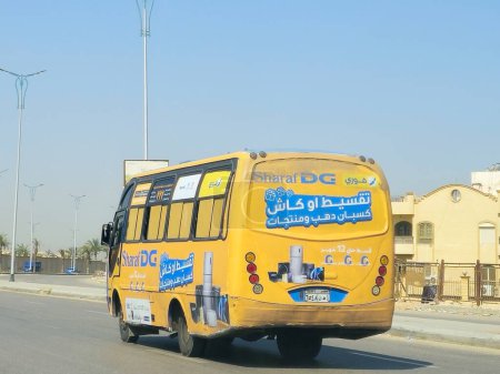 Téléchargez les photos : Le Caire, Égypte, 4 avril 2024 : Véhicules de transport du Caire pour passagers, minibus, microbus ou minicoach, un véhicule de transport de passagers conçu pour transporter plus de personnes qu'une minifourgonnette - en image libre de droit