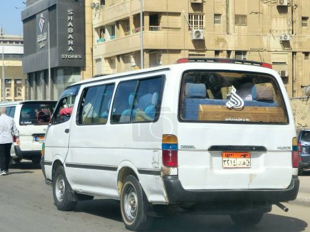 Téléchargez les photos : Le Caire, Égypte, 4 avril 2024 : Véhicules de transport du Caire pour passagers, minibus, microbus ou minicoach, un véhicule de transport de passagers conçu pour transporter plus de personnes qu'une minifourgonnette - en image libre de droit