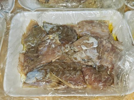 Foto de Fesikh que es pescado salmonete gris fermentado, salado y seco del género Mugil, una cocina tradicional del antiguo plato egipcio de celebración durante la fiesta de El Nessim farsa celebración de primavera en Egipto - Imagen libre de derechos