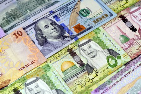 Téléchargez les photos : Dollars américains billets de banque, Arabie Saoudite billets de banque billet de différentes valeurs, 100, 50, 10 et 5 riyals du roi Salman Ben AbdulAziz Al Saud ère, taux de change de l'argent saoudien et le statut économique - en image libre de droit