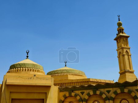 Eine Moschee in Gizeh Ägypten, auch Masjid genannt, ein Ort der Anbetung für Muslime, Der Begriff bezieht sich normalerweise auf ein überdachtes Gebäude, kann aber jeder Ort sein, an dem islamische Gebete durchgeführt werden, selektiver Fokus