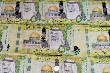 Téléchargez les photos : 50 cinquante rials saoudiens billet de banque présente le dôme du rocher à Jérusalem et portrait du roi Salman Ben AbdelAziz Al Saoud et Al Aqsa mosquée à Jérusalem, monnaie saoudienne, accent sélectif - en image libre de droit