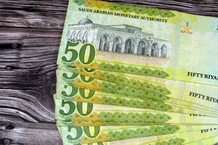 Téléchargez les photos : 50 cinquante rials saoudiens billet de banque présente le dôme du rocher à Jérusalem et portrait du roi Salman Ben AbdelAziz Al Saoud et Al Aqsa mosquée à Jérusalem, monnaie saoudienne, accent sélectif - en image libre de droit