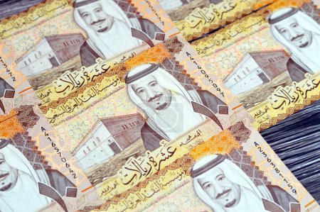 Arabia Saudita 10 SAR billetes de diez riales saudíes en efectivo con la foto del rey Abdullah Bin AbdulAziz Al Saud, palacio Murabba y distrito financiero del rey AbdulAziz en la zona de Al Aqeeq de Riad
