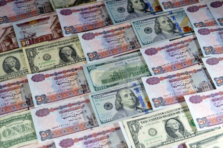 pila de billetes de dinero de Egipto billetes de 50 EGP LE cincuenta libras egipcias en dólares estadounidenses billetes de moneda, egipcio y Estados Unidos tipo de cambio de divisas, concepto de estado de la economía de Egipto