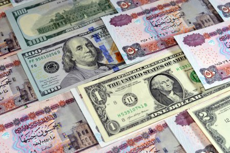 pile de billets de banque de l'Egypte billets de 50 EGP LE cinquante livres égyptiennes sur les États-Unis billets de banque en dollars américains, taux de change de la monnaie égyptienne et des États-Unis, concept de statut de l'économie égyptienne