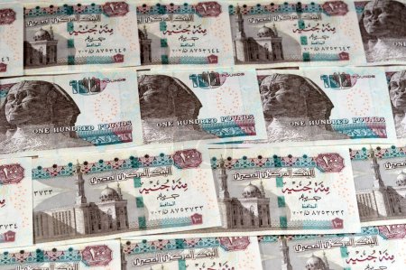 Stapel ägyptische Währung von 100 EGP LE Hundert ägyptische Pfund-Scheine, Geld ausgeben, geben und verwenden Konzept, bezahlen und kaufen mit Banknoten mit Sultan Hassan Moschee und der Sphinx