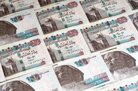 Empilement de monnaie égyptienne de 100 LE EGP cent livres égyptiennes factures, dépenses, donner et utiliser le concept de l'argent, payer et acheter en utilisant des billets de banque avec la mosquée Sultan Hassan et le Sphinx