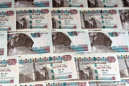 Montón de moneda egipcia de 100 EGP LE billetes de cien libras egipcias, gastos, dar y usar el concepto de dinero, pagar y comprar con billetes de banco con la mezquita Sultan Hassan y la Esfinge